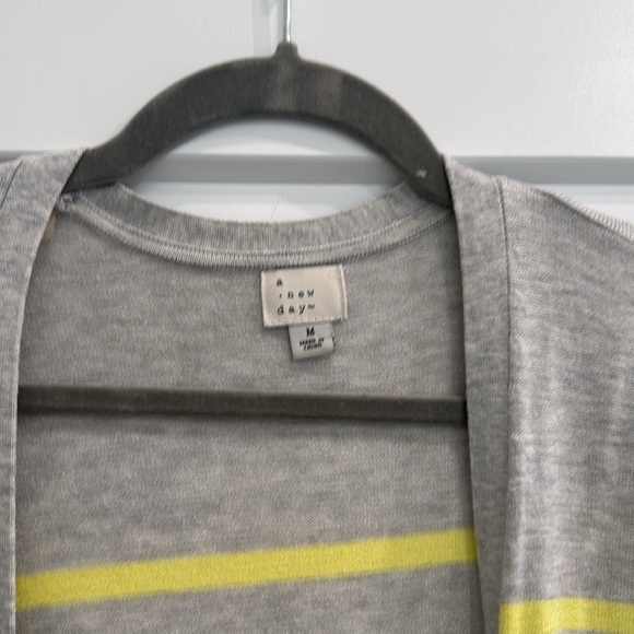 A new day yellow and gray cardigan​​​​ - Picture 2 of 2